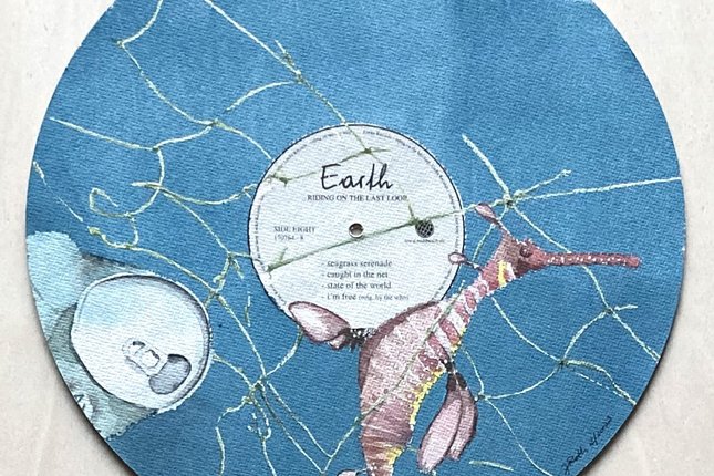 Eine künstlerisch gestaltete blaue Schallplatte mit einem Seepferdchen, das in einem Netz gefangen ist.