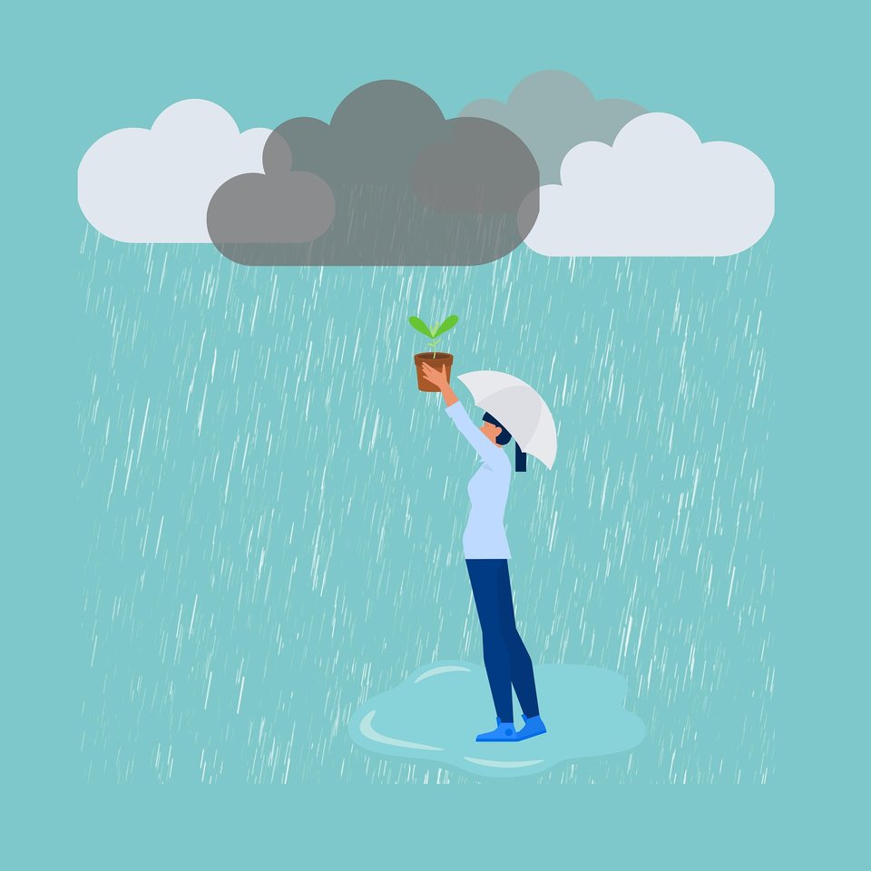 Eine Grafik von einer Person mit blauer Hose und Pulli, die einen Regenschirm über ihren Kopf hält mit der anderen Hand hält sie einen Blumentopf mit einer grünen Pflanze nach oben. Über ihr sind Wolken die regnen.