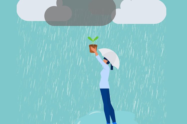 Eine Grafik von einer Person mit blauer Hose und Pulli, die einen Regenschirm über ihren Kopf hält mit der anderen Hand hält sie einen Blumentopf mit einer grünen Pflanze nach oben. Über ihr sind Wolken die regnen.